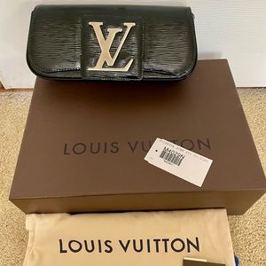 Louis Vutton SOBE Epi leather clutch like new